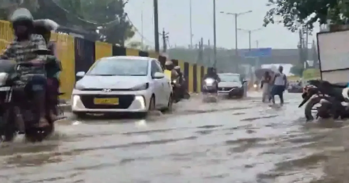 गुरुग्राम में मूसलाधार बारिश से जनजीवन बेहाल, प्रशासन ने कर्मचारियों को वर्क फ्रॉम होम की दी सलाह