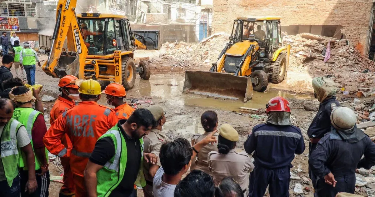 जिम्मेदारी से नहीं बच सकती सरकार, सत्य निकेतन हादसे पर दिल्ली हाईकोर्ट का केंद्र, दिल्ली सरकार, एमसीडी और डीयू को नोटिस