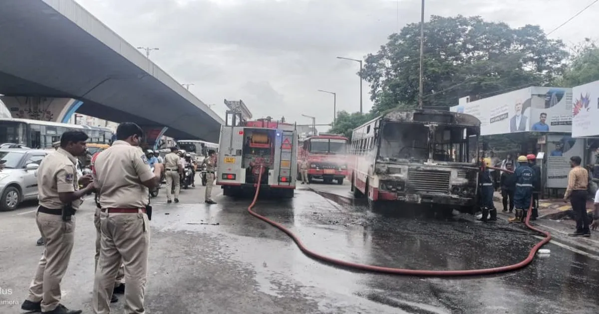 हैदराबाद के मेदिपट्नम में तेलंगाना RTC बस में लगी आग, कोई हताहत नहीं