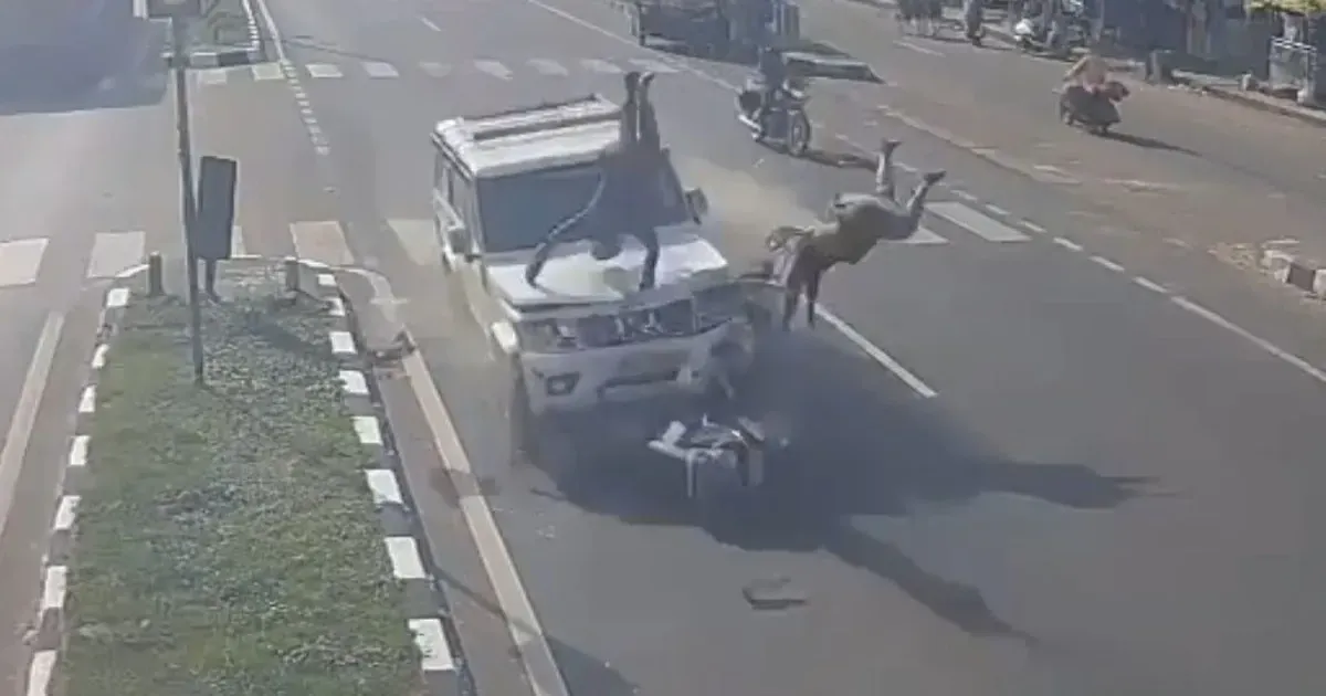 ओडिशा के बरगढ़ में तेज रफ्तार बोलेरो ने स्कूटी को मारी टक्कर, महिला की मौत; CCTV में कैद हुआ हादसा