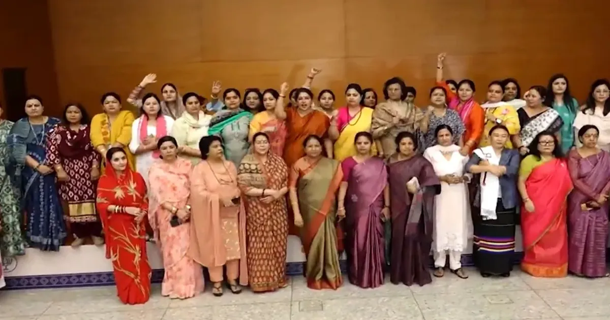 बीजेपी की महिला सांसदों ने राष्ट्रपति मुर्मू से की मुलाकात, कांग्रेस सांसद को निलंबित करने की मांग