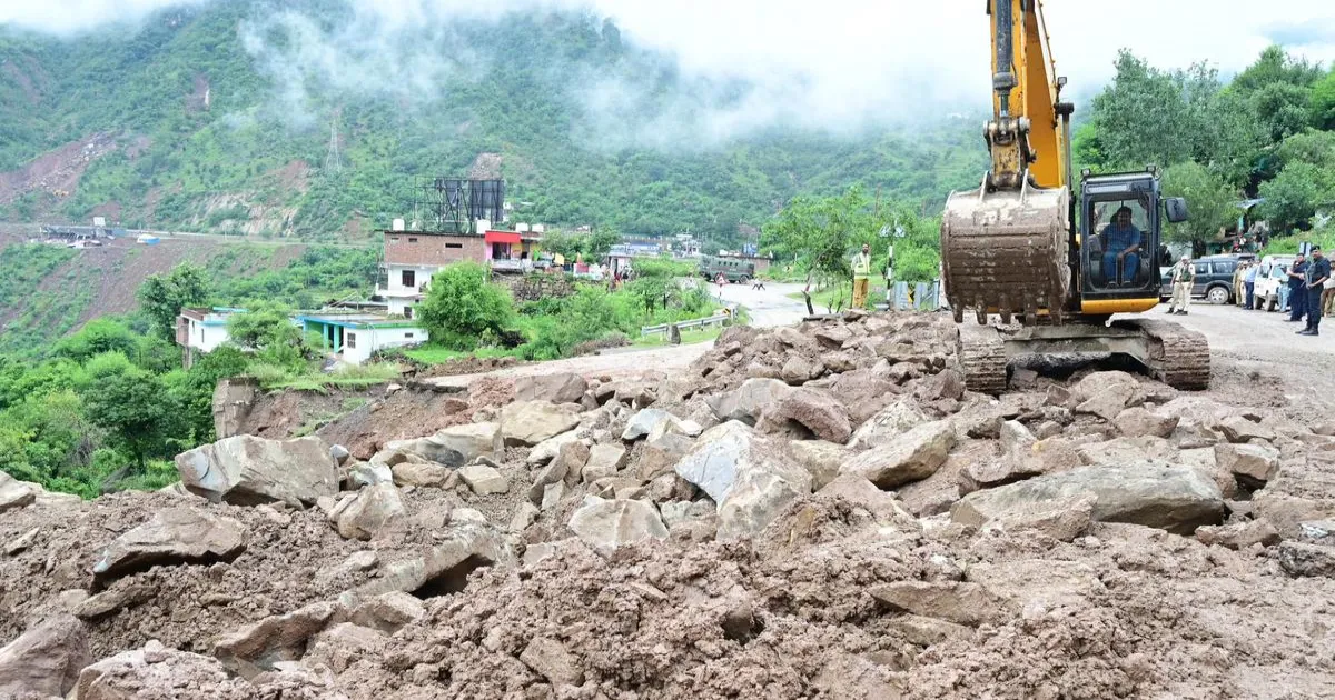 लगातार बारिश से जम्मू-कश्मीर राष्ट्रीय राजमार्ग पर यातायात बंद