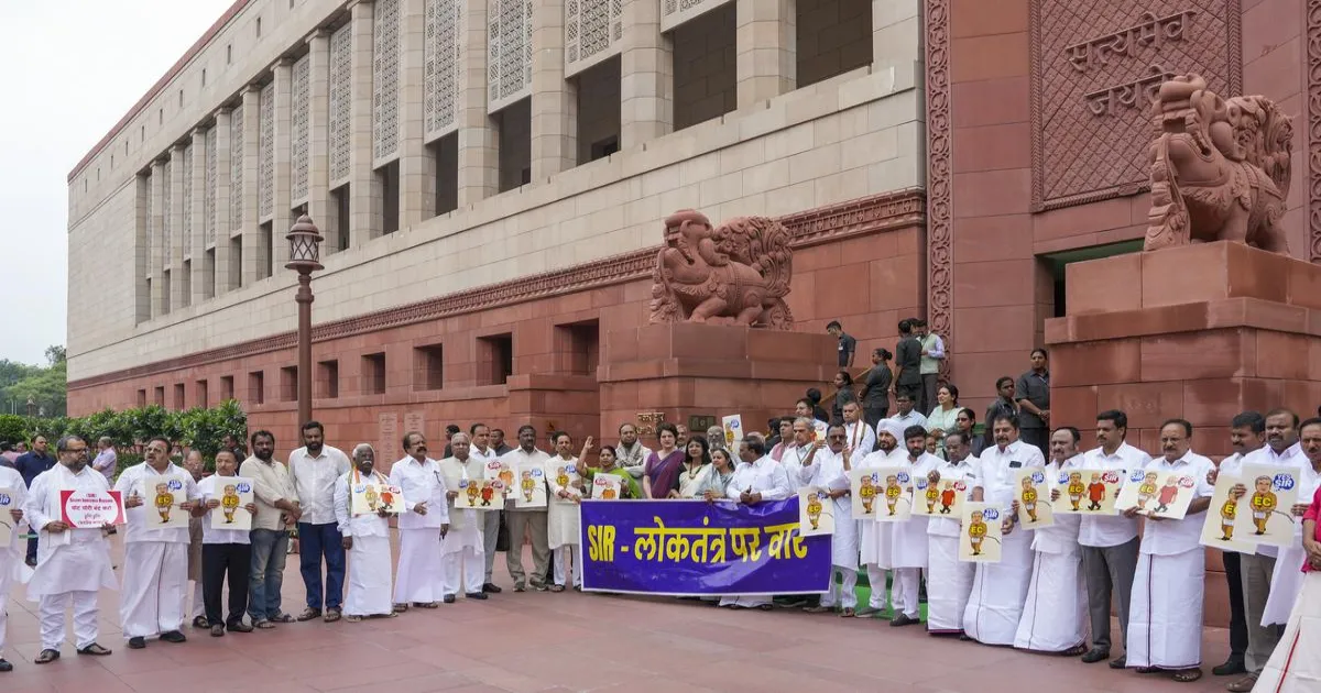 विपक्षी नेताओं ने लोकसभा में बिहार की मतदाता सूची संशोधन पर चर्चा की मांग की