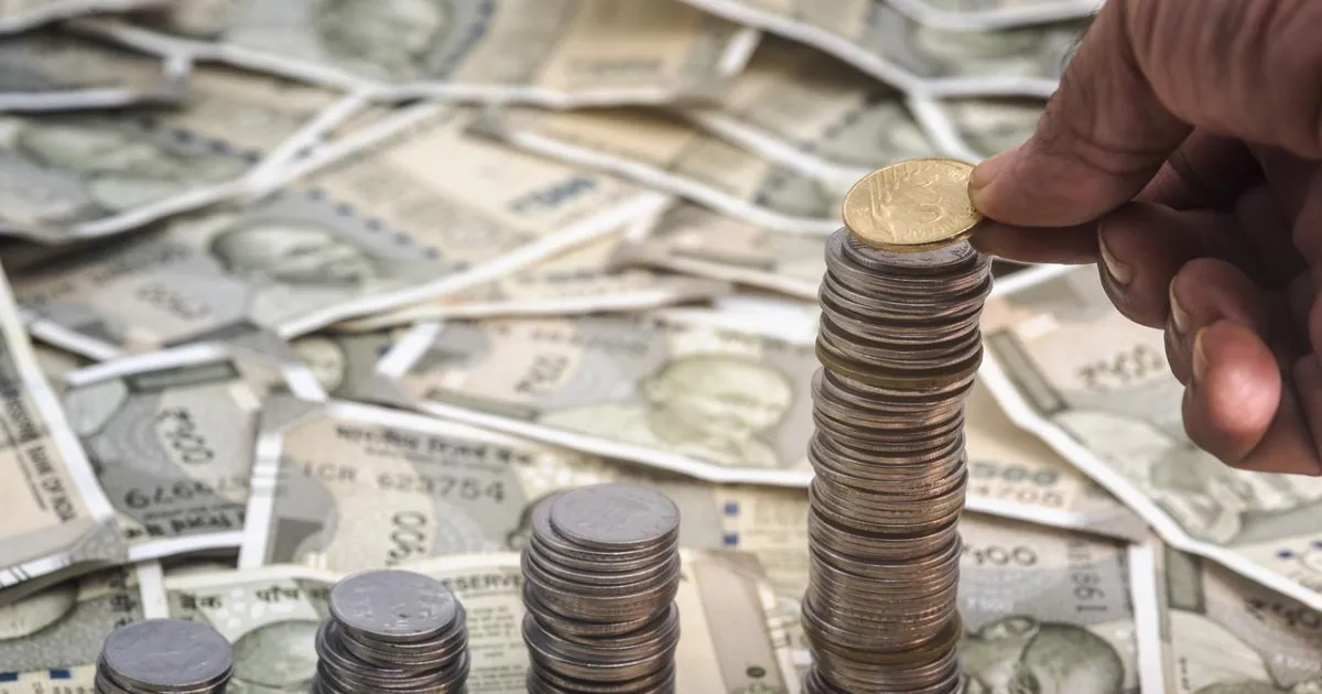 डॉलर के मुकाबले रुपया 6 पैसे गिरकर 90.29 पर बंद