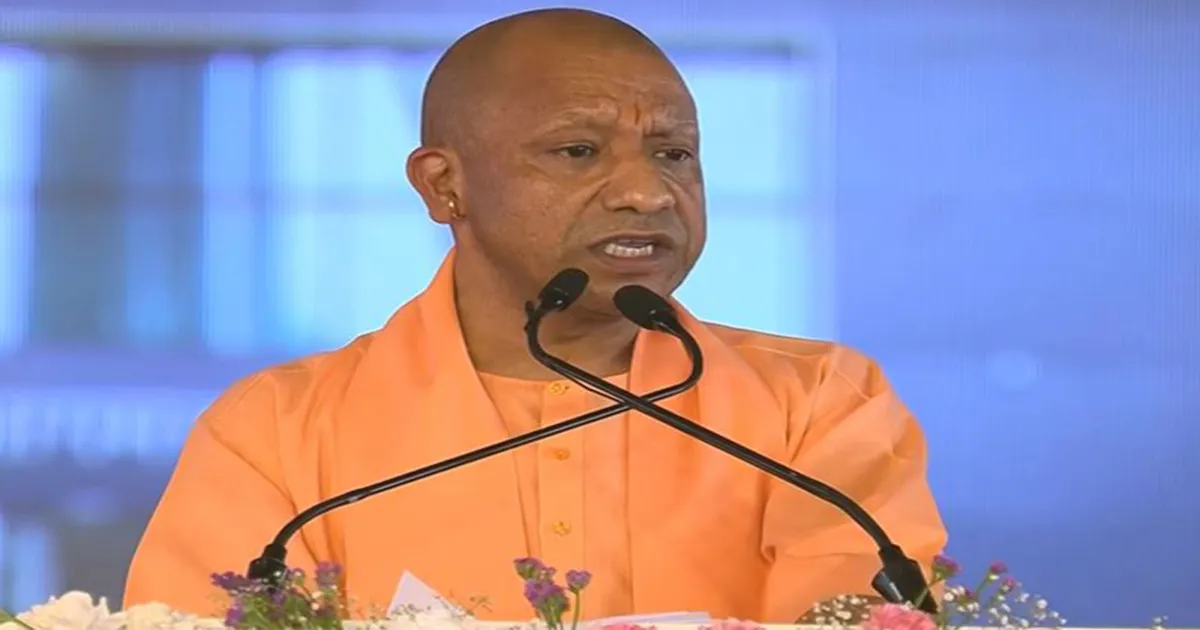 उत्तर प्रदेश: मुख्यमंत्री योगी आदित्यनाथ ने ईंधन पर उत्पाद शुल्क घटाने के लिए प्रधानमंत्री नरेंद्र मोदी की सराहना की, कांग्रेस और सपा पर राज्य में जाम विकास का आरोप लगाया