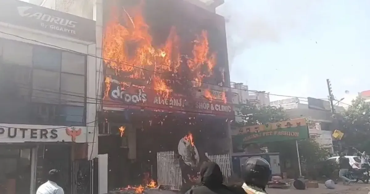 लखनऊ के कोचिंग सेंटर में भीषण आग, जान बचाने के लिए छात्रों ने इमारत से लगाई छलांग, सीएम योगी ने लिया संज्ञान