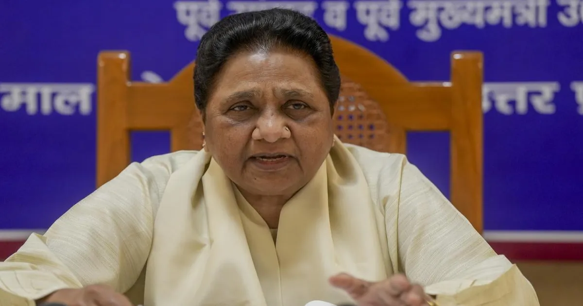 संविधान संशोधन विधेयक लोकतंत्र को कमजोर करने की कोशिश: मायावती