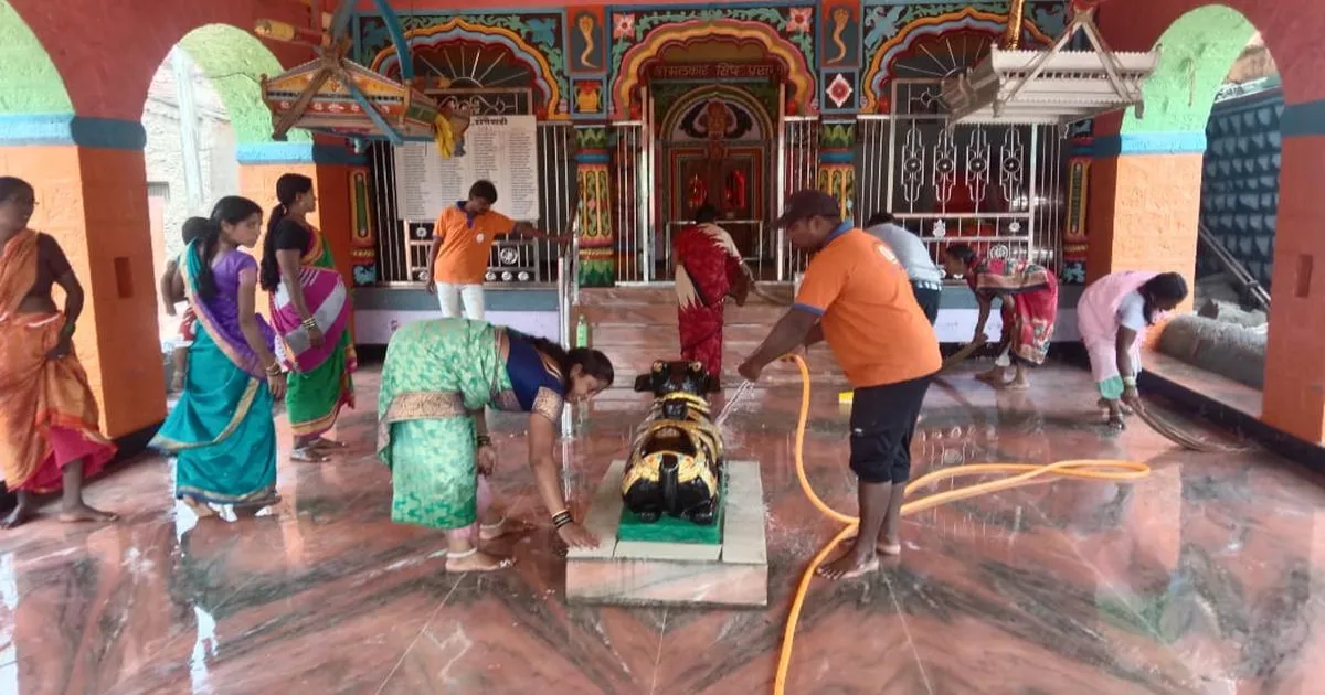karnataka-volunteers-clean-11000-religious-places