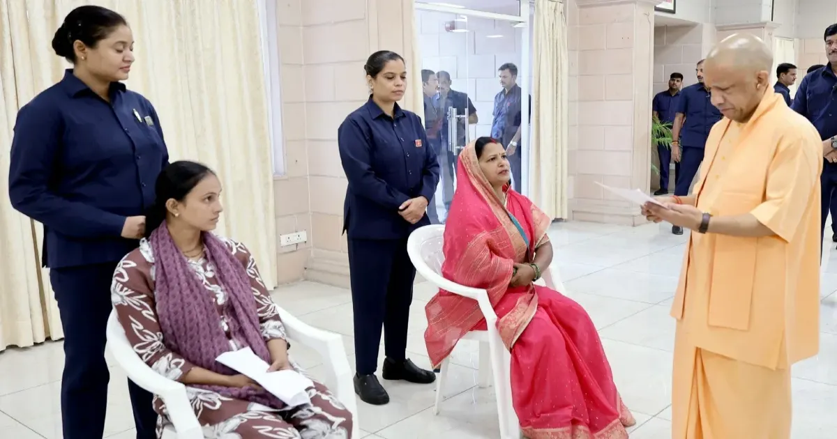 जनता दर्शन में सीएम योगी ने महिला को दिलाई गाय, दिव्यांग की जमीन से हटवाया अवैध कब्जा