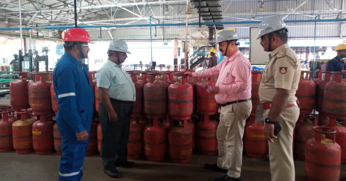 कर्नाटक में LPG बॉटलिंग यूनिट्स का औचक निरीक्षण, 25% सिलेंडरों में कम गैस मिली