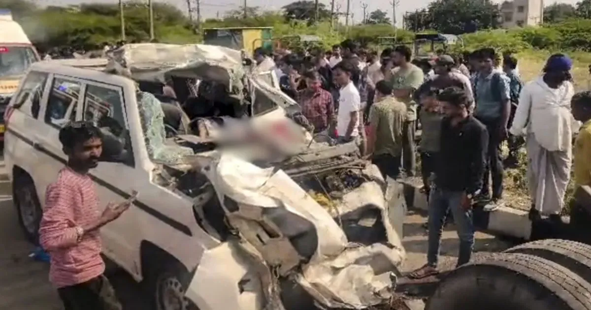 गुजरात के भावनगर में खड़े ट्रेलर से टकराई तेज रफ्तार बोलेरो, 7 लोगों की मौत