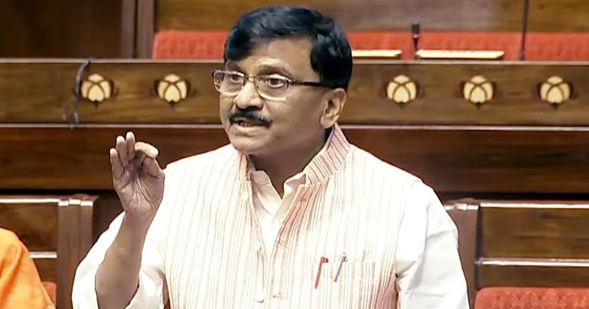 संजय राउत का देवेंद्र फडणवीस पर हमला, बोले—महाराष्ट्र में कानून-व्यवस्था चरमराई
