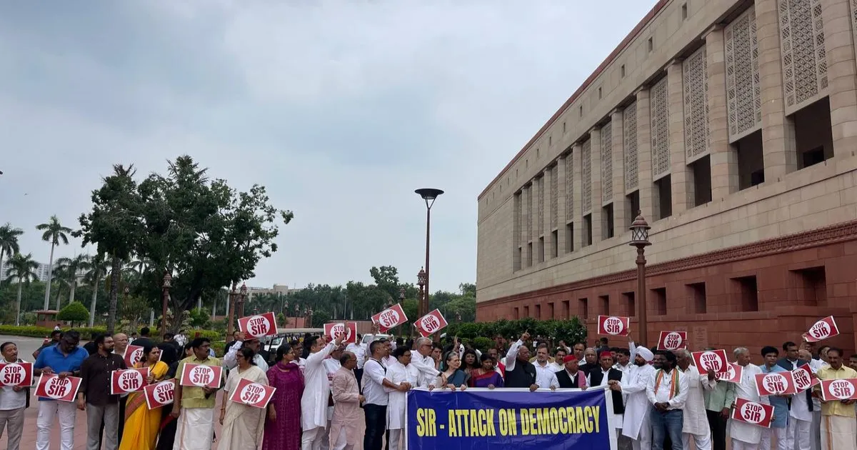 सोनिया, खड़गे, राहुल और अखिलेश समेत विपक्षी नेताओं का SIR के खिलाफ प्रदर्शन जारी