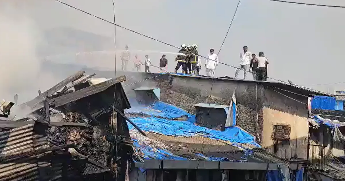 मुंबई धारावी में झोपड़ियों में भीषण आग, बांद्रा-माहिम हार्बर लाइन सेवाएं रोकी गईं