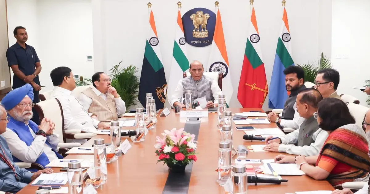 ग्लोबल तेल संकट पर राजनाथ सिंह की उच्चस्तरीय बैठक, प्रधानमंत्री नरेंद्र मोदी की तेल बचाओ अपील के बाद समीक्षा तेज
