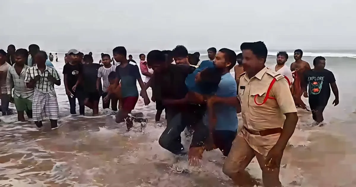 बापटला के वडारेवु और सूर्या लंका बीच पर डूबते दो किशोरों को पुलिस ने बचाया