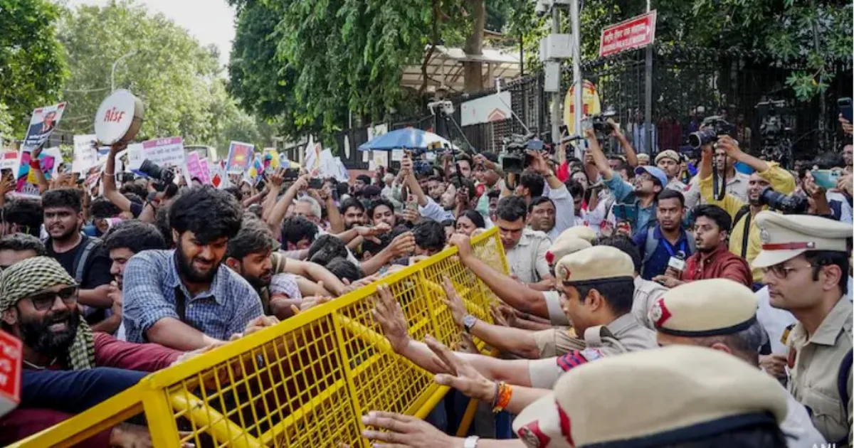 दिल्ली के जंतर-मंतर प्रदर्शन में तीन महिला पत्रकारों ने पुलिस पर यौन उत्पीड़न के आरोप लगाए