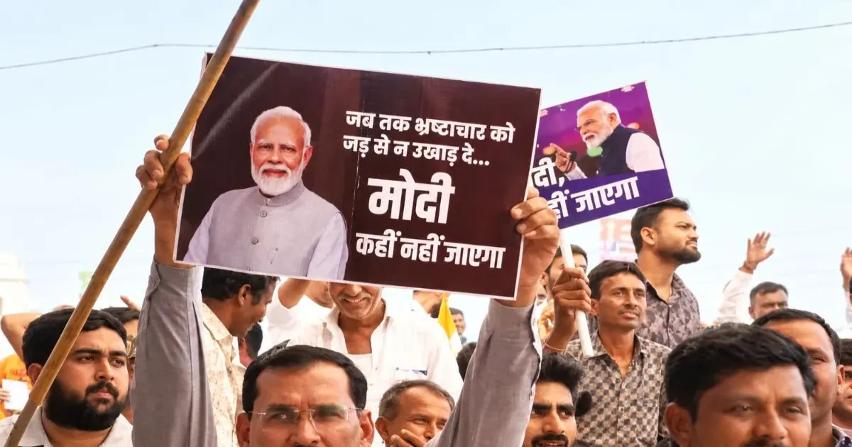 मोदी कहीं नहीं जाएंगे: बनासकांठा की रैली में गूंजा नारा, भारत के विकास का लिया गया संकल्प