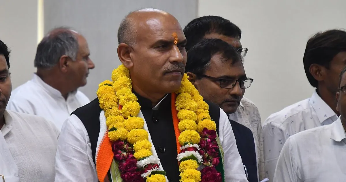 झारखंड के पूर्व मंत्री पर बॉडीगार्ड्स को थप्पड़ मारने और जातिसूचक गालियां देने का आरोप, FIR दर्ज