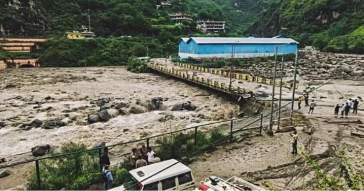 हिमाचल का सुप्रीम कोर्ट को आश्वासन — हिमालयी नदियों में बहती लकड़ियाँ प्राकृतिक रूप से गिरी हुई हैं, अवैध कटाई नहीं