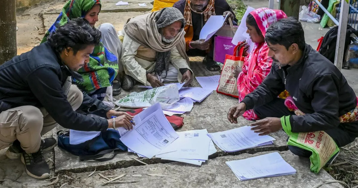 पश्चिम बंगाल में हजारों मतदाताओं को SIR नोटिस, असामान्य रूप से अधिक बच्चों के नाम जुड़े होने पर विवाद