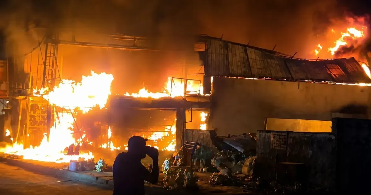 ग्रेटर नोएडा वेस्ट के शाहबेरी फर्नीचर मार्केट में भीषण आग, 8 दुकानें जलकर खाक