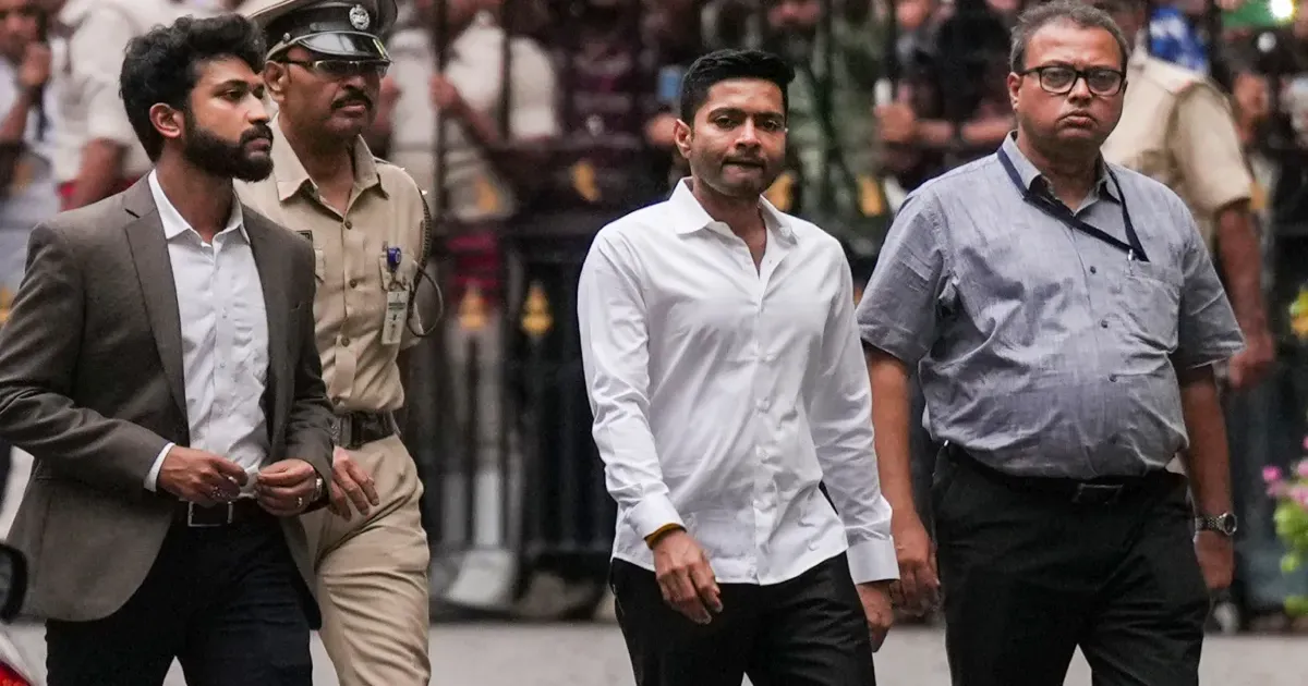 अभिषेक बनर्जी की बढ़ीं मुश्किलें, निजी सहायक की तलाश में कोलकाता स्थित आवास पर पुलिस का छापा