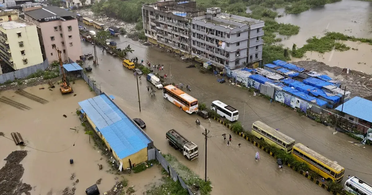 देशभर में मानसून का कहर: महाराष्ट्र में 24 घंटे में तीन मौतें, जम्मू-कश्मीर में फ्लैश फ्लड, हिमाचल में भूस्खलन से जनजीवन प्रभावित
