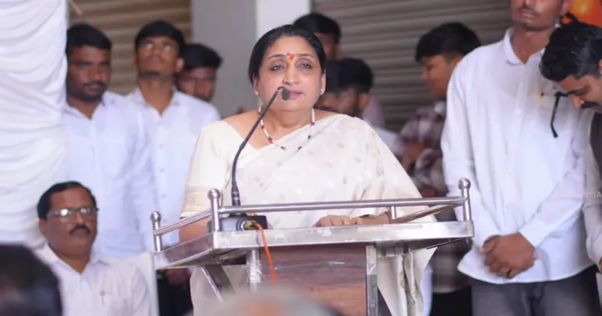 सुनेत्रा पवार ने ली शपथ, महाराष्ट्र की पहली महिला उपमुख्यमंत्री बनीं