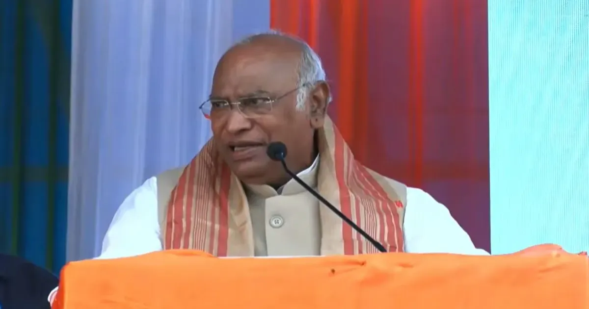 असम चुनाव 2026: मल्लिकार्जुन खड़गे ने कांग्रेस की पांच गारंटी का ऐलान, महिलाओं को मासिक सहायता का वादा