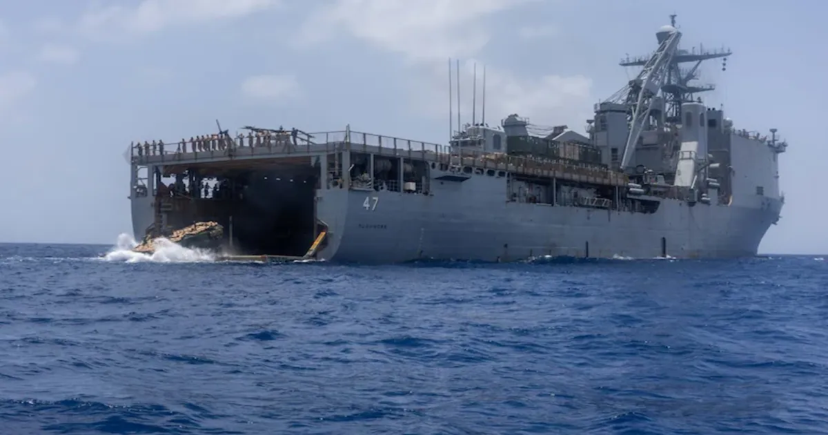 होर्मुज़ जलडमरूमध्य संकट: ईरान के साथ तनाव बढ़ने पर अमेरिका ने युद्धपोत और अटैक हेलीकॉप्टर तैनात किए