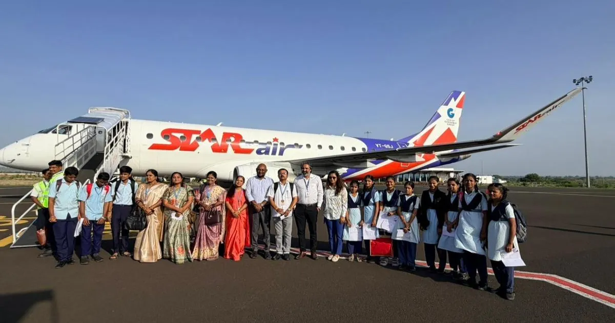 मेधावी छात्रों के लिए यादगार तोहफा, शिक्षकों ने पहली बार कराई हवाई यात्रा