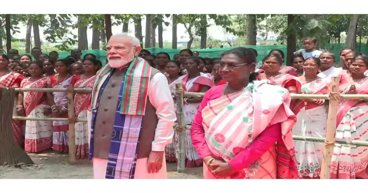राष्ट्रपति द्रौपदी मुर्मू और प्रधानमंत्री नरेंद्र मोदी ने मयूरभंज में पूजा-अर्चना की, जनजातीय पवित्र उपवन का दौरा