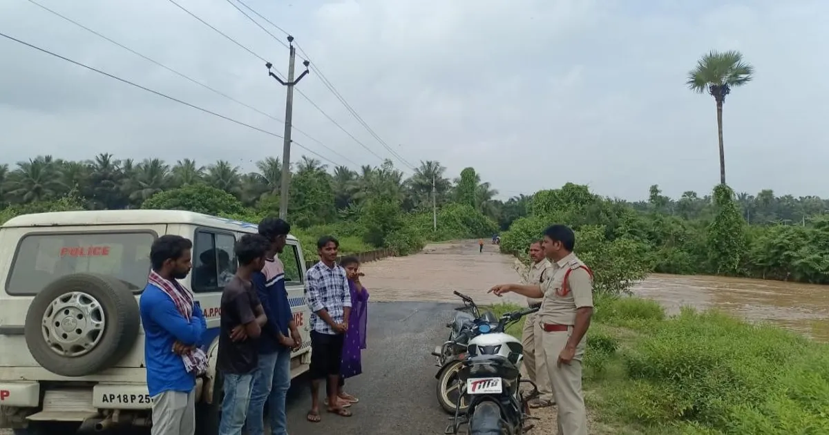 आंध्र प्रदेश में मूसलाधार बारिश: एलुरु ज़िले में महिला की डूबने से मौत, एक लापता; कई गाँवों का संपर्क टूटा