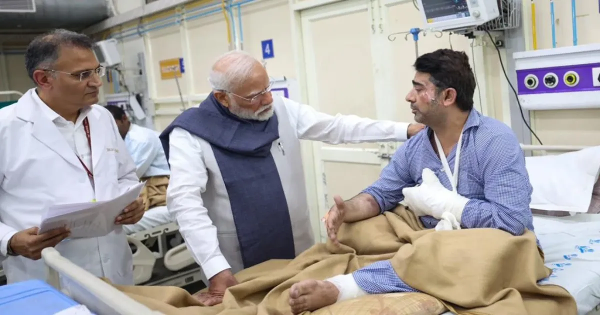 भूटान से लौटते ही पीएम मोदी पहुंचे LNJP अस्पताल, दिल्ली ब्लास्ट के घायलों से की मुलाकात
