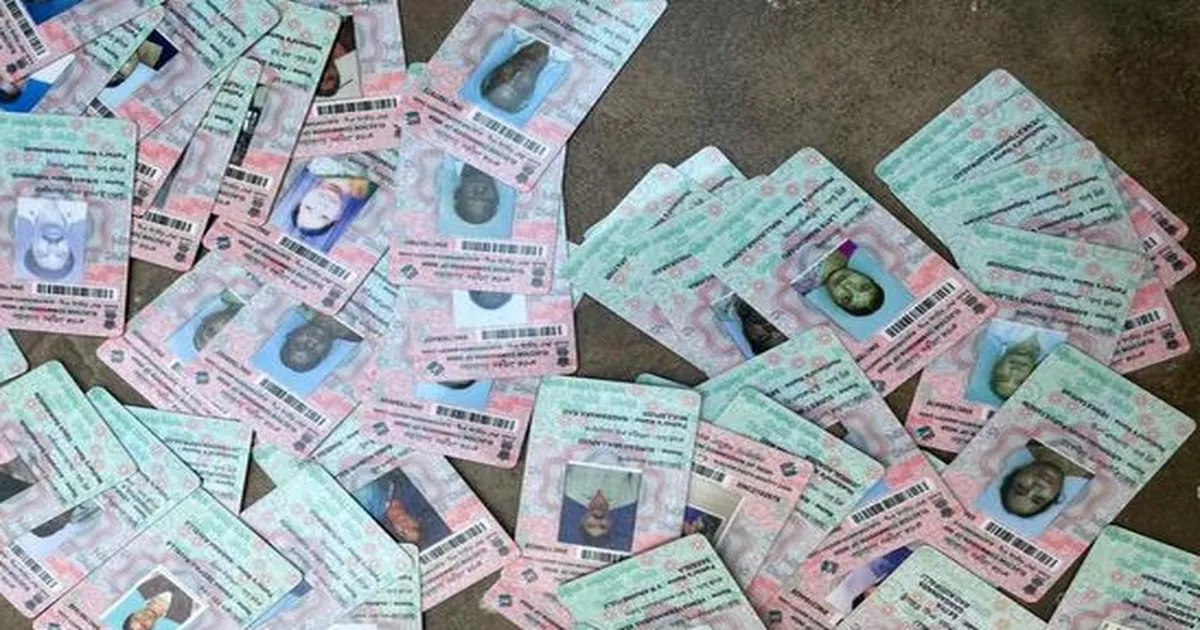 पश्चिम बंगाल के नादिया में सड़क किनारे मिला मतदाता कार्डों से भरा बोरा, राजनीतिक आरोप-प्रत्यारोप तेज