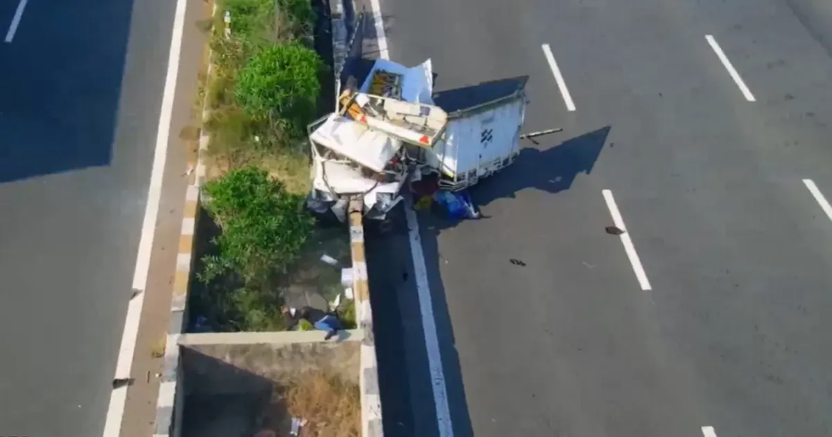 आगरा-लखनऊ एक्सप्रेसवे पर पिकअप डिवाइडर से टकराई, तीन साल की बच्ची समेत दो की मौत