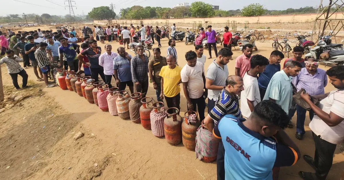 LPG गैस संकट: महाराष्ट्र सरकार ने कंट्रोल रूम बनाए, चंडीगढ़ में पुलिस सुरक्षा में सिलेंडर वितरण