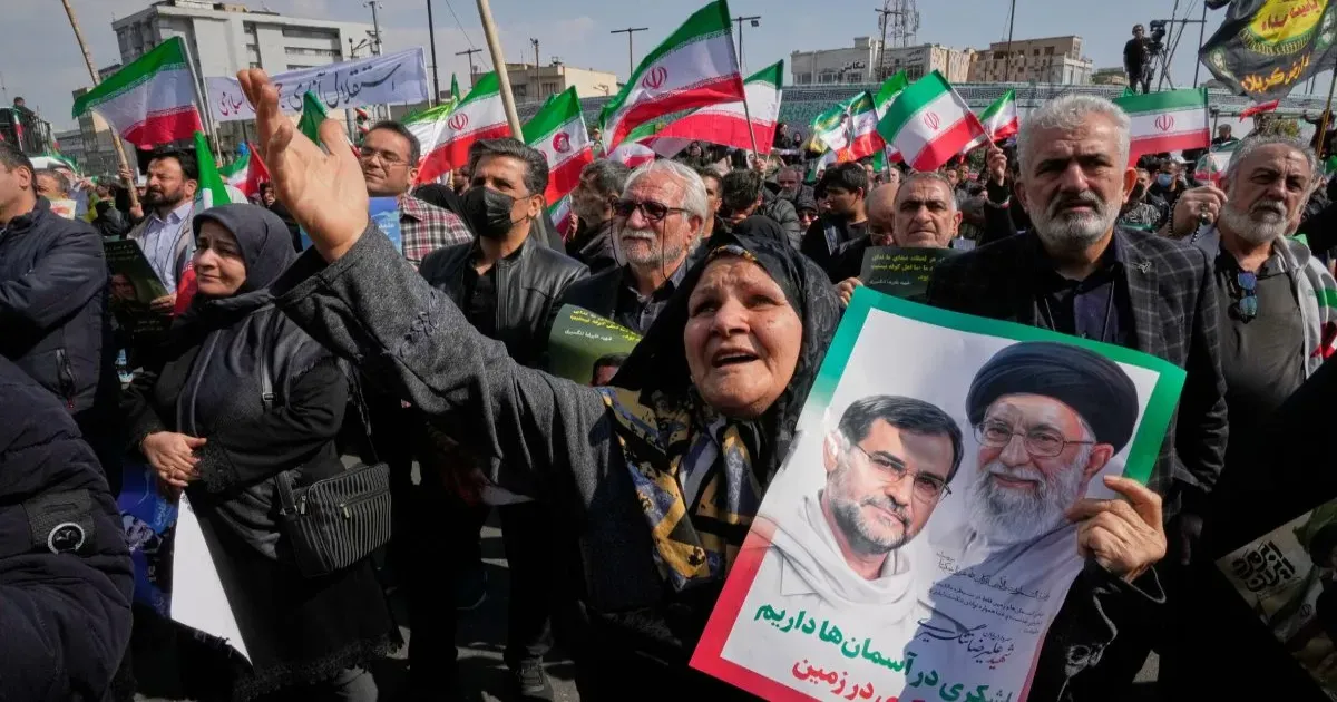 ईरान में कौन कर रहा है शासन? IRGC ने राष्ट्रपति पेज़ेश्कियन से विवाद के बीच नेतृत्व का दावा किया