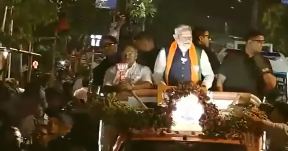 कोलकाता में पीएम मोदी का भव्य रोड शो, चुनावी माहौल में उमड़ा जनसैलाब
