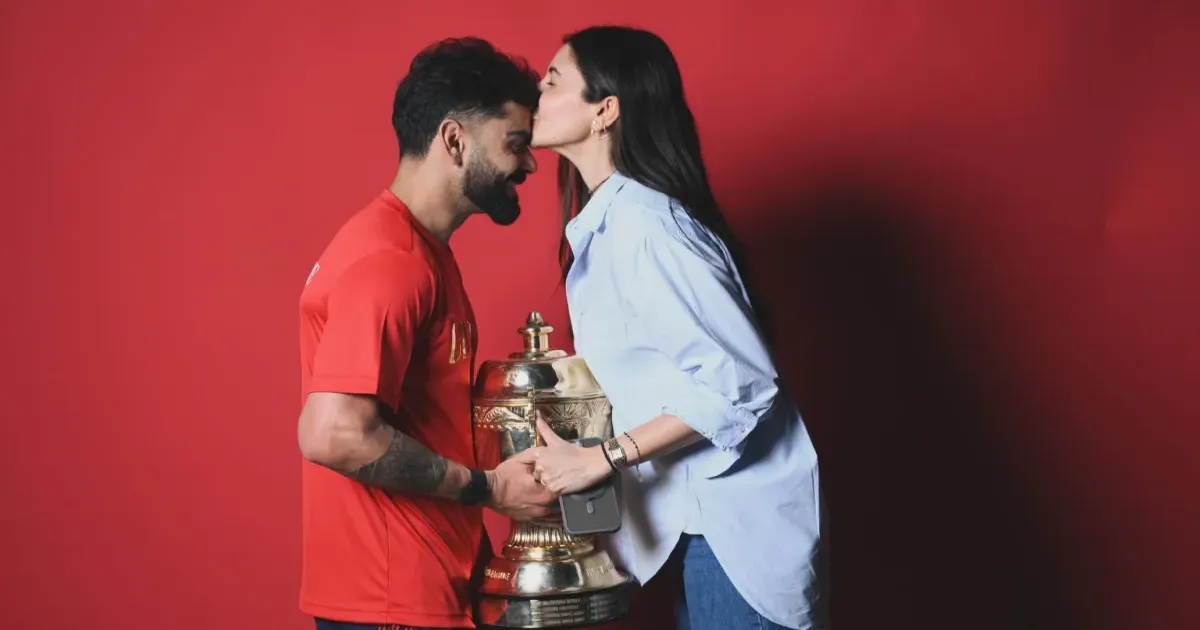 RCB की ऐतिहासिक IPL जीत के बाद अनुष्का शर्मा ने विराट कोहली को लगाया माथे पर किस, वायरल हुआ इमोशनल मोमेंट
