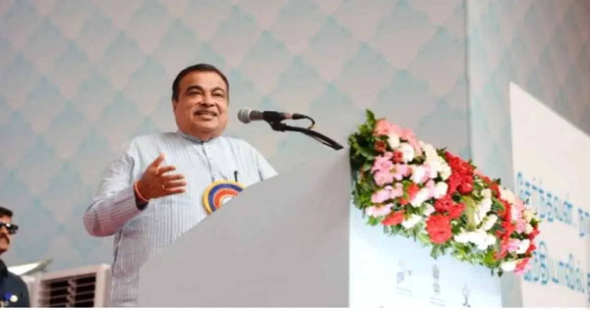 नागपुर में मंच पर तनाव वायरल: नितिन गडकरी के सामने दो डाक विभाग के अधिकारियों में बैठने को लेकर झड़प