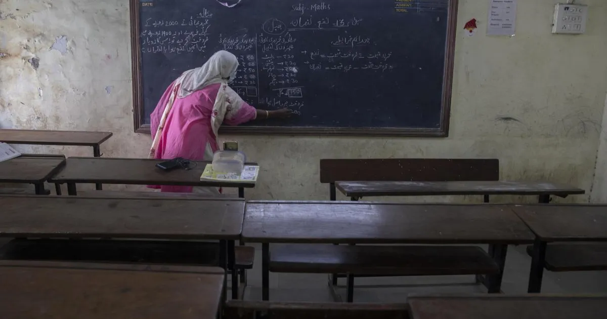 भारत में 8,000 स्कूलों में शून्य नामांकन, 20,000 शिक्षक कार्यरत: शिक्षा मंत्रालय