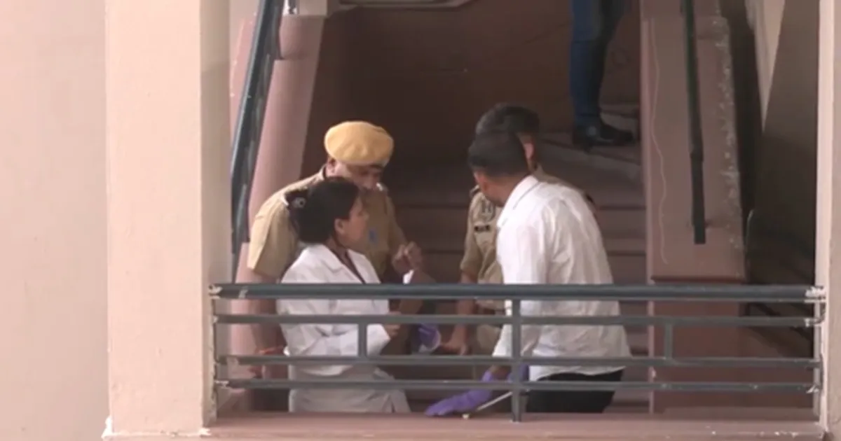 जयपुर में स्कूल की चौथी मंज़िल से गिरी छात्रा की मौत, परिजनों ने लापरवाही का आरोप लगाया