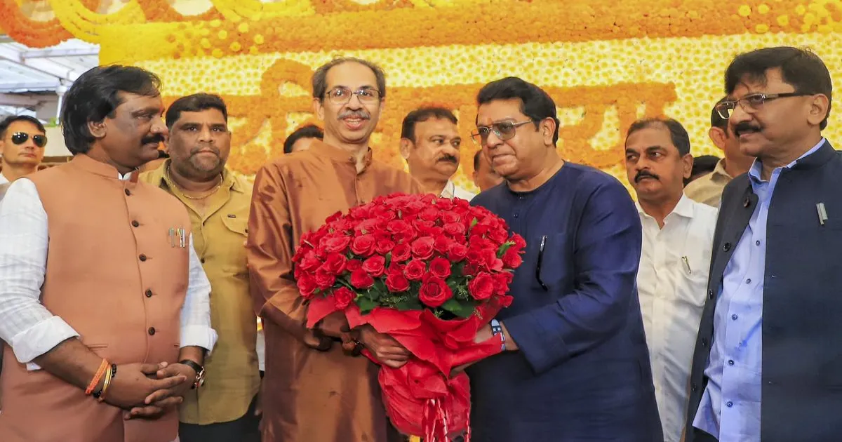 राज ठाकरे ने उद्धव ठाकरे को जन्मदिन की बधाई देने के लिए मातोश्री का दौरा किया