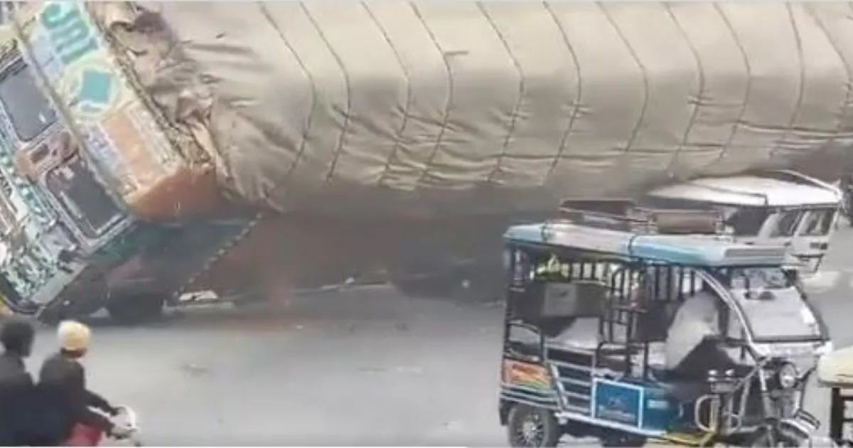 उत्तर प्रदेश के रामपुर में डिवाइडर चढ़कर पलटा ओवरलोड ट्रक, SUV पर गिरा; एक की मौत