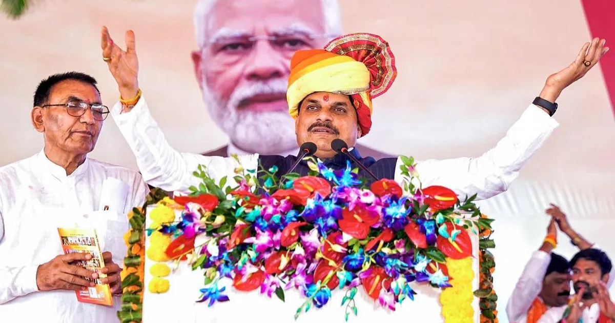 मध्य प्रदेश में देर रात 11 IAS अधिकारियों का तबादला, कांग्रेस ने उठाए सवाल