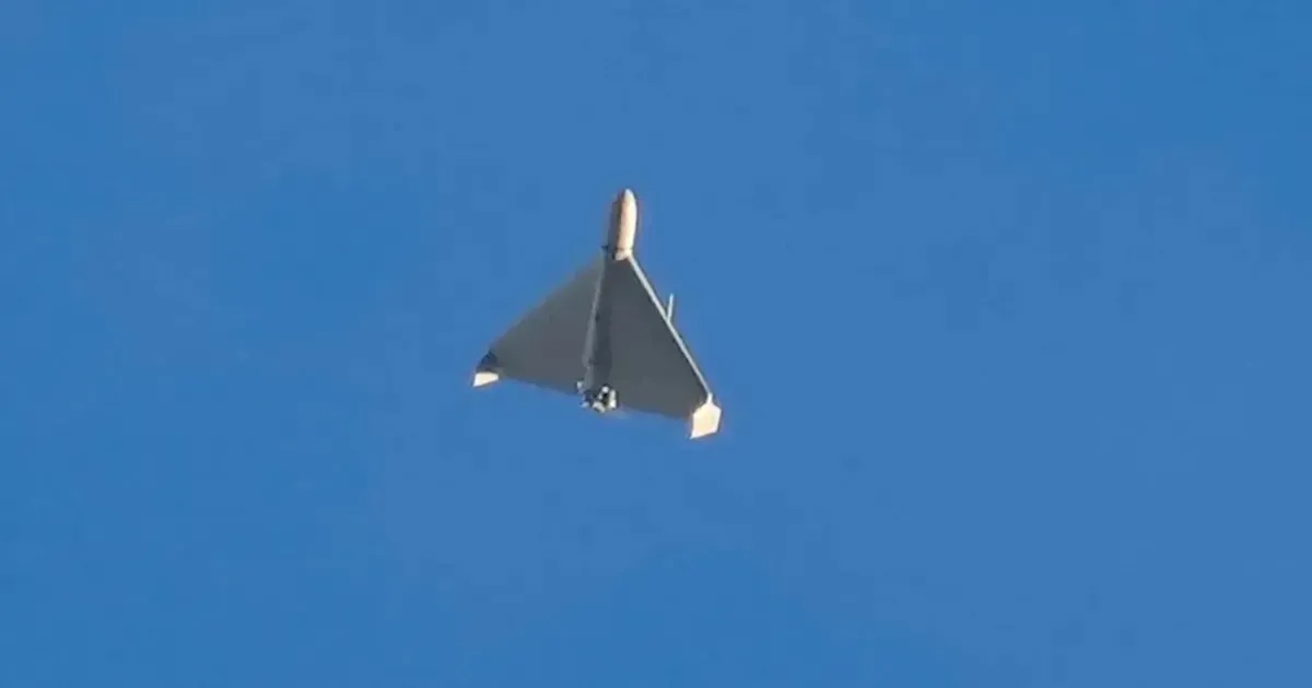 UAE वायु रक्षा ने ईरानी ड्रोन और मिसाइलें नष्ट कीं, वीडियो में आग भरी इंटरसेप्शन