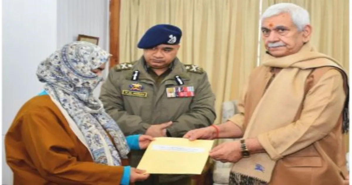 नौगाम ब्लास्ट में शहीद फोटोग्राफर के परिवार को LG मनोज सिन्हा ने सौंपा नियुक्ति पत्र