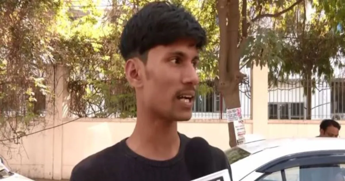 नोएडा में कंपनी के बाहर पुलिस पर कर्मचारी से मारपीट का आरोप, काम शुरू होने को लेकर विवाद हुआ